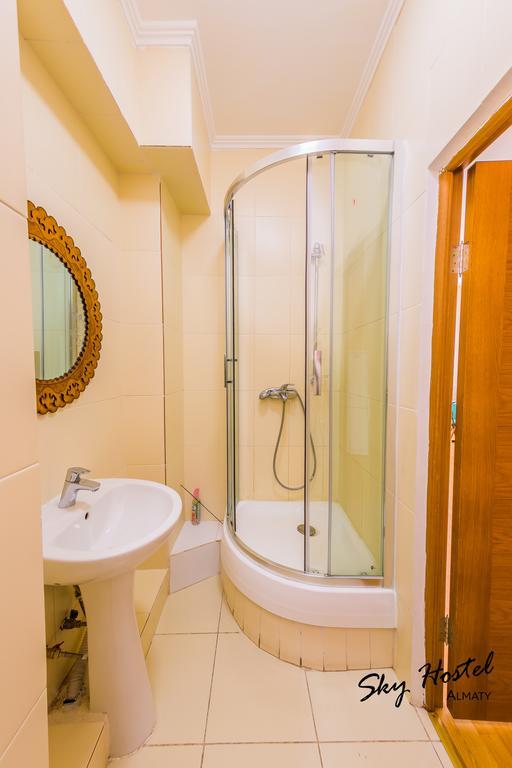 Sky Hostel Алма Ата Екстериор снимка